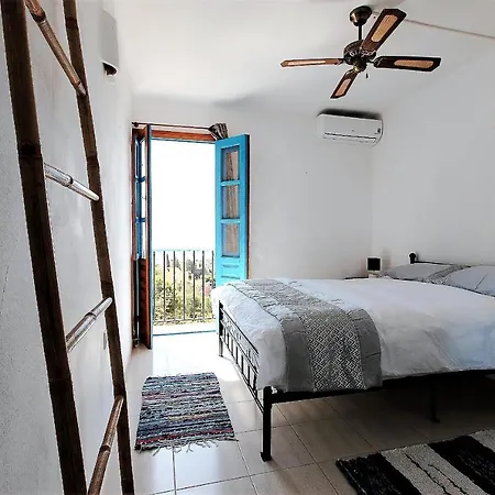 House With Terrace, Amazing Views And Private Shared Pool * モハカル